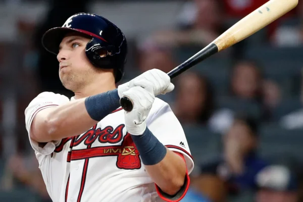 Chris Sale y Austin Riley conducen a los Bravos a una victoria sobre los Marineros