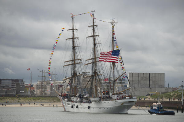 Buque escuela Eagle de Guardia Costera de EE.UU. visitará  República DominicanaScheveningen during the Tall Ships Festival and race, Scheveningen, Netherlands, June 20, 2019. The USCGC Eagle, which is used as a training cutter for future officers of the United States Coast Guard, is taking part in the Tall Ships Festival Scheveningen, which consists of sailing ships crewed by over a dozen countries. (U.S. Army photo by Cpl. Kevin Sterling Payne)