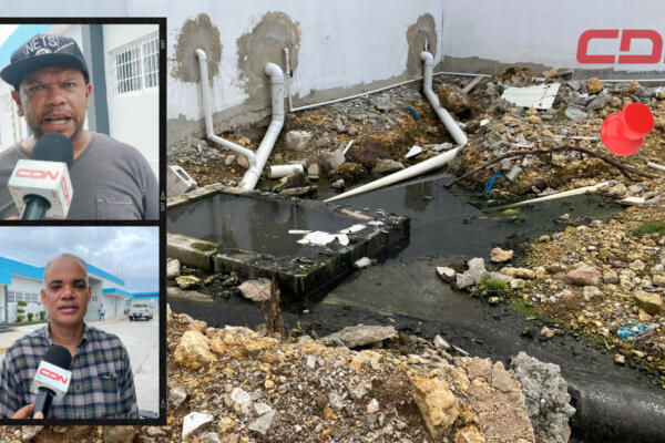 Dario Vásquez y Darwin Hiciano realizaron la denuncia sobre el área cerrada del hospital. Foto CDN Digital
