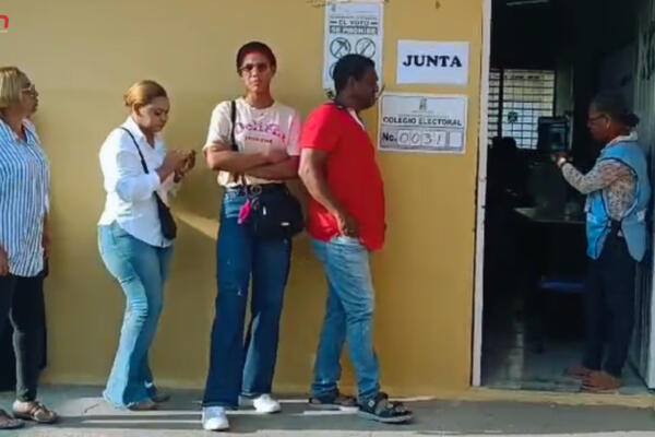 Algunos munícipes de Dajabón ejerciendo su derecho al voto. Foto: CDN Digital