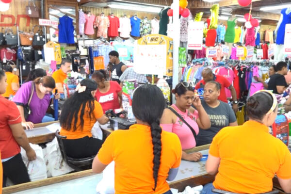 Gran afluencia de personas en busca de regalos previo al Día de las Madres en los principales comercios de la avenida Duarte. Foto: CDN Digital 