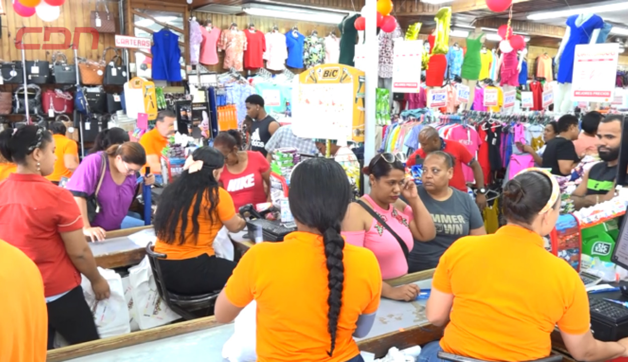 Gran afluencia de personas en tiendas previo al Día de las Madres