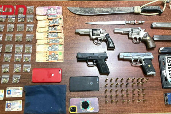Tres personas resultaron arrestadas durante el operativo. Foto CDN Digital