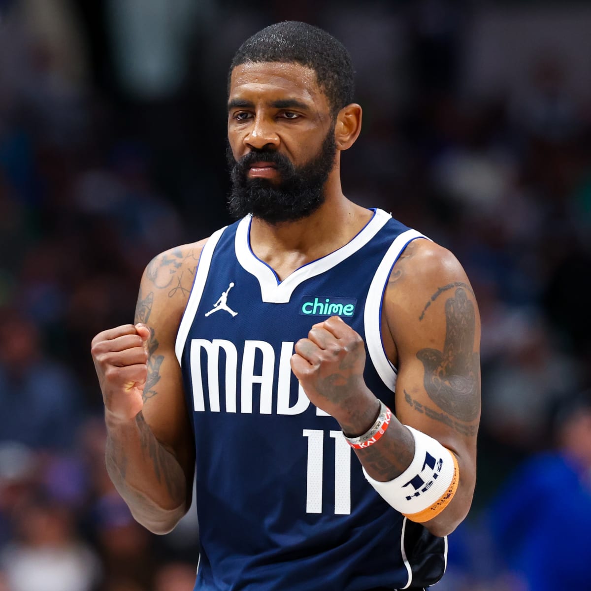 Dos triples de Irving, que despertó en el inicio del cuarto definitivo, y un gancho de Washington, pusieron a los tejanos por delante (86-87).
