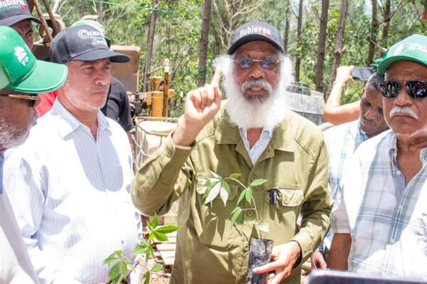 El aspirante a senador en la provincia de Monte Plata, Juan Hubieres y algunos miembros de partido FP. Foto: Fuente externa 