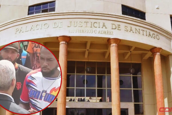 Manifestantes en las afueras del Palacio de Justicia de Santiago. Foto: CDN Digital 