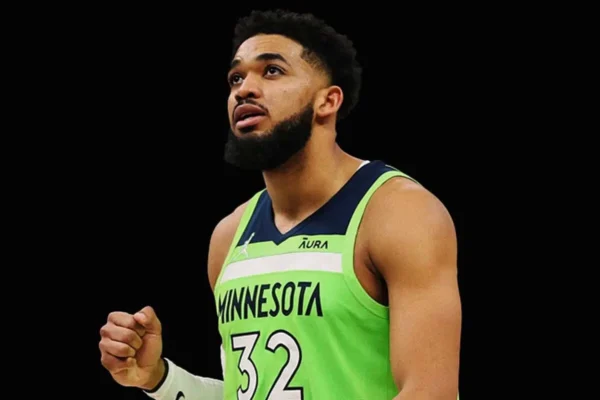 Towns fue uno de los cinco finalistas del Trofeo Kareem Abdul-Jabbar, que se creó en 2021 para honrar a un jugador por su búsqueda de la justicia social 