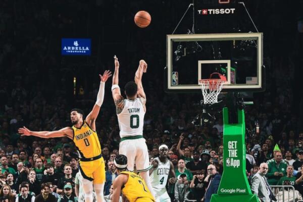 Los Celtics tomaron una ventaja de 12-0, lo que obligó al entrenador en jefe de los Pacers, Rick Carlisle, a pedir un tiempo muerto. Indiana respondió con 11 puntos de Obi Toppin para reducir el déficit a sólo tres después del primer cuarto.