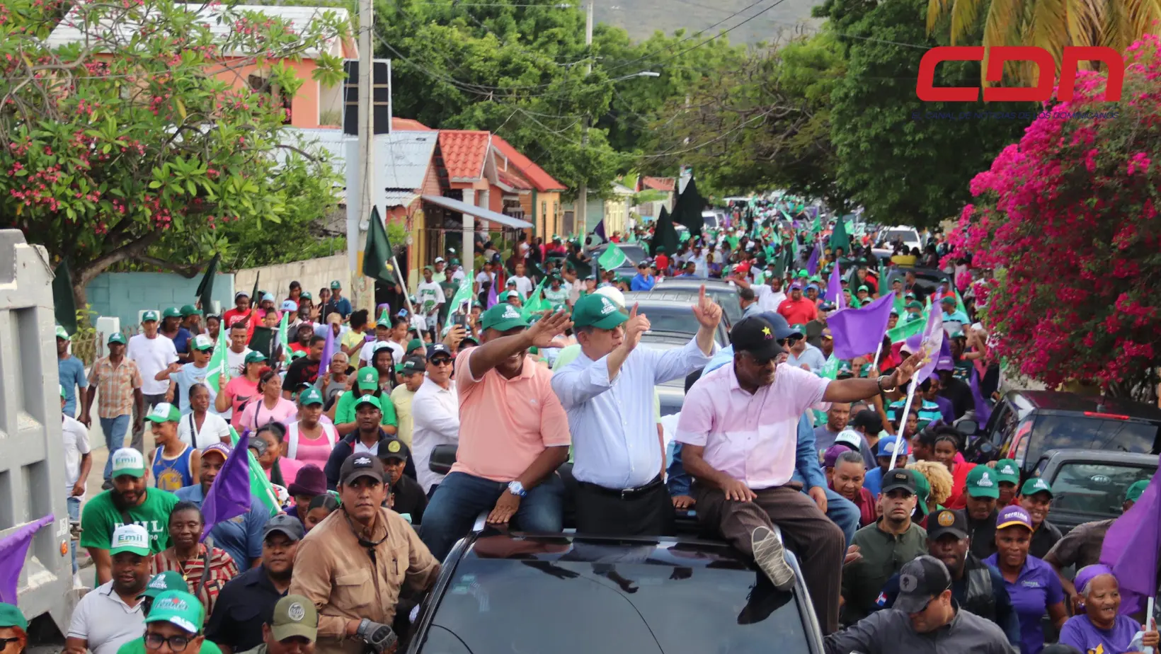 Leonel Fernández Recorre Barrios De Neiba Y Duvergé 6323