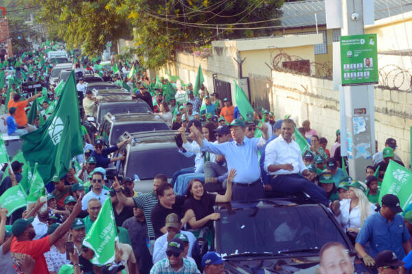 El candidato presidencial de la FP y aliados, Leonel Fernández, durante multitudinarias marchas-caravanas en La Vega y Santiago. Foto: Fuente externa