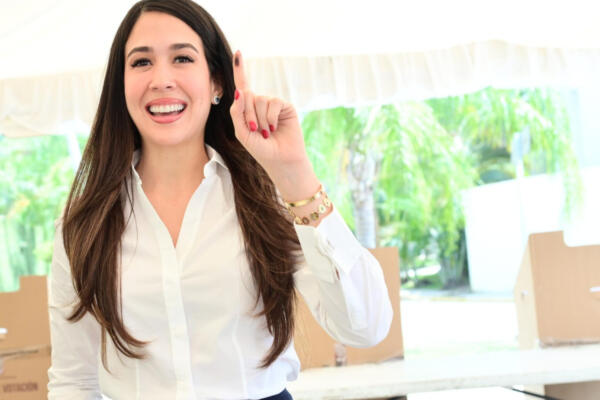 Nahiony Reyes, esposa del candidato presidencial Abel Martínez, muestra su dedo tras ejercer el voto. (fuente externa)