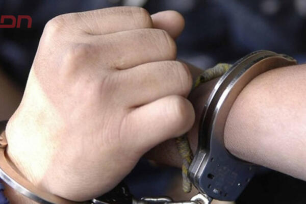 Policía apresa dos hombres acusados de acoso y estafa contra una mujer por más de 10 millones de pesos para gestionar la libertad de su pareja. Foto: CDN Digital