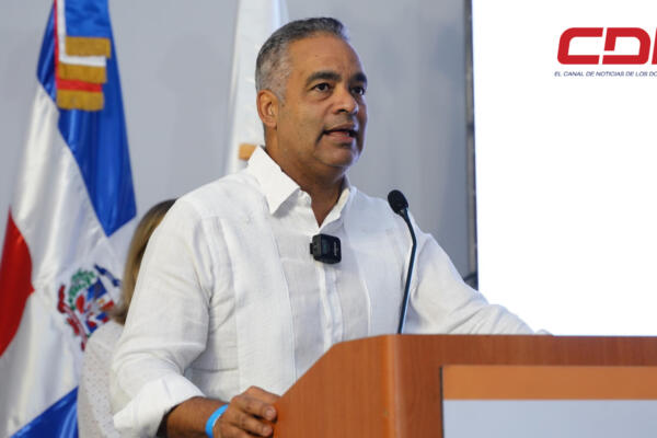 Joel Santos Echavarría durante el cierre de campaña del movimiento político Construir con Luis.
