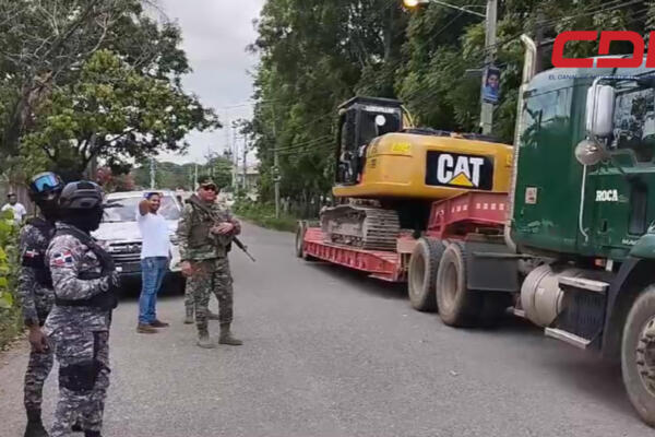 Según el informe los técnicos policiales recopilan 38 casquillos calibre 9 milímetros en el lugar. Foto CDN Digital