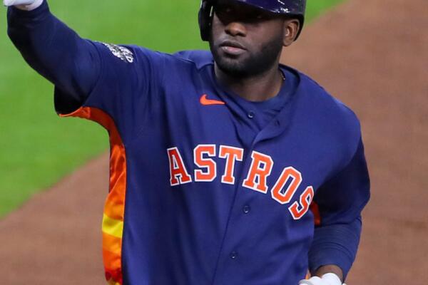 
El cubano Yordan Alvarez conectó un vuelacerca solitario al segundo piso del jardín derecho ante el lanzador Marcus Stroman