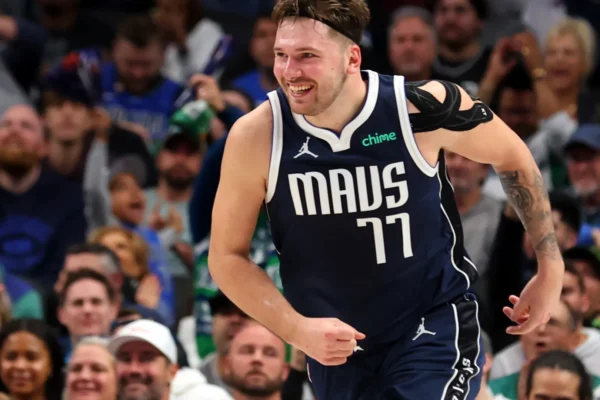 Aunque saludaba con familiaridad y persistentemente los brazos a los árbitros casi cada vez que un silbato no le salía bien, Doncic, de 25 años, jugó con una confianza inquebrantable y una alegría imperturbable de principio a fin.