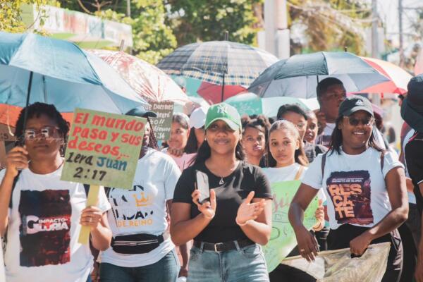 Decenas de jóvenes marchan para promover valores y unidad comunitaria