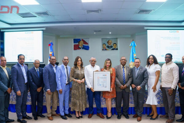 Dirección General de Migración recibe certificación de calidad en aeropuertos por parte de la QSI. Anteriormente,  DGM recibió la ISO 9001. Foto: CDN Digital