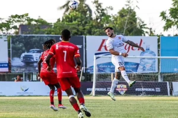La primera mitad se jugó sin grandes amenazas de goles y cumplido los 45 minutos se fueron al descanso 0-0.