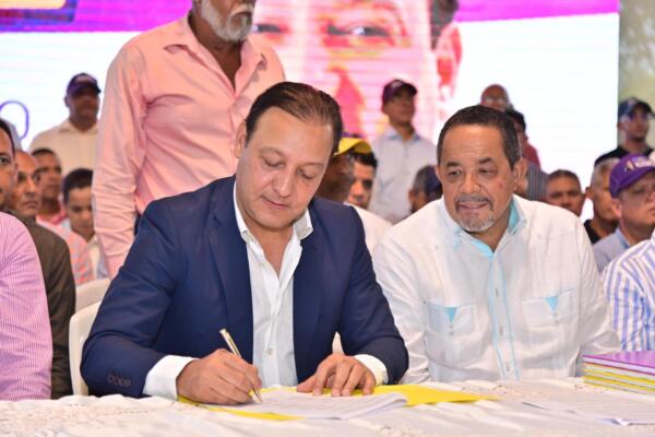 Abel Martínez mientras firmaba el pacto. (Foto: fuente externa)