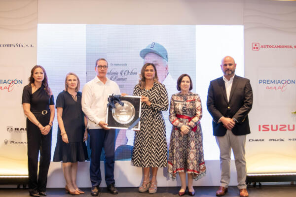 Clara Reid, presidente de Reid & Compañía y Ramón González, entregaron el reconocimiento en el renglón distribuidores de Reid & Compañía por sus destacadas ventas de las marcas, Jeep y Ram en el año 2023. Foto: Fuente externa 