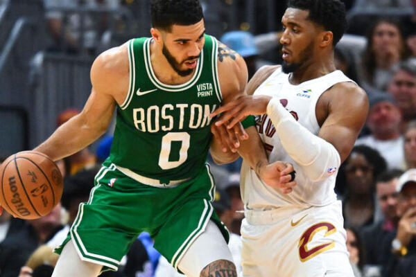Jason Tatum de Boston ataca ante la defensa de Donovan Mitchel de Cleveland
