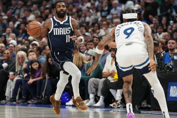 Kyrie Irving dfendido por Alexnader de Minnesota en el partido 3 de la final de la Conferencia Oeste de la NBA