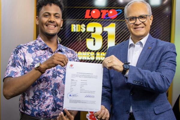 LEIDSA entrega certificado a estudiante que ganó el Loto. Foto fuente externa
