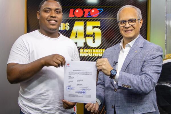 Leidsa entrega certificado a ganador de 45 millones en el Loto (fuente externa)