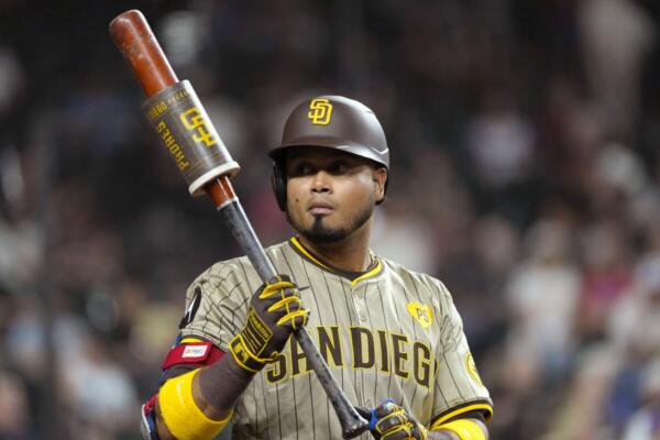 Por los Padres, los venezolanos Luis Arráez de 5-4 con una anotada y una empujada, David Peralta de 4-3 con una anotada. 