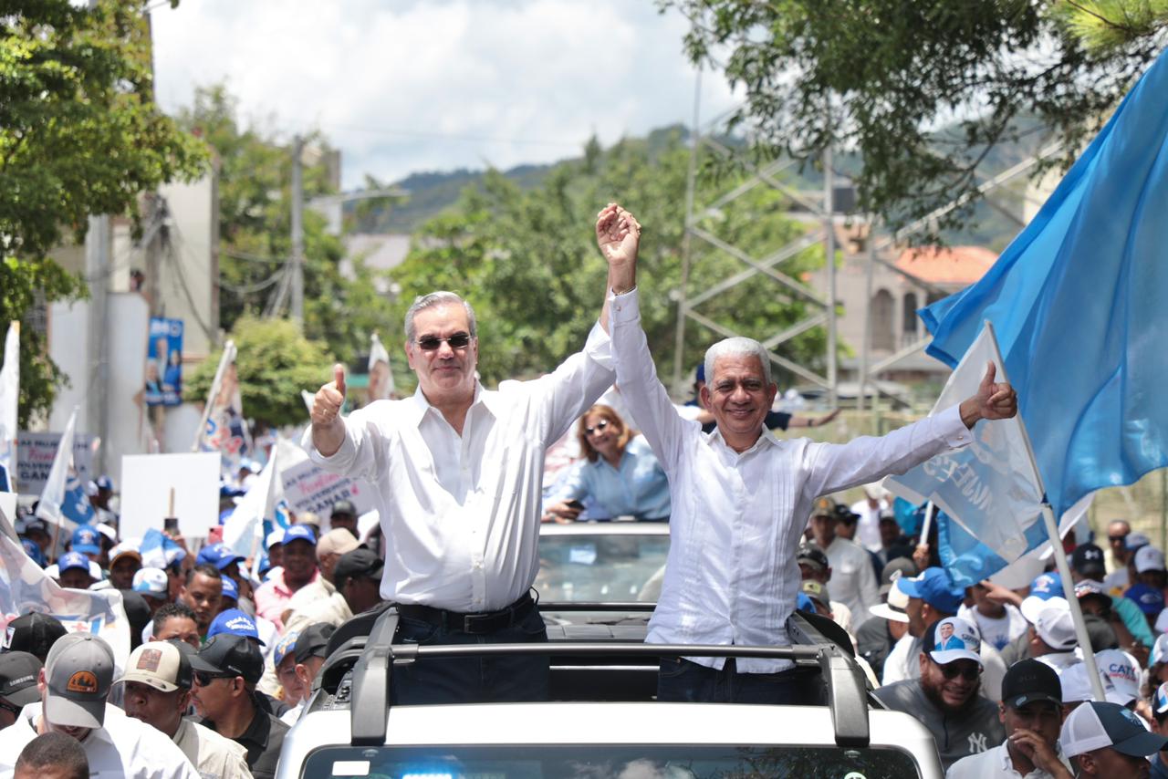 Luis Abinader junto a Ricardo De Los Santos