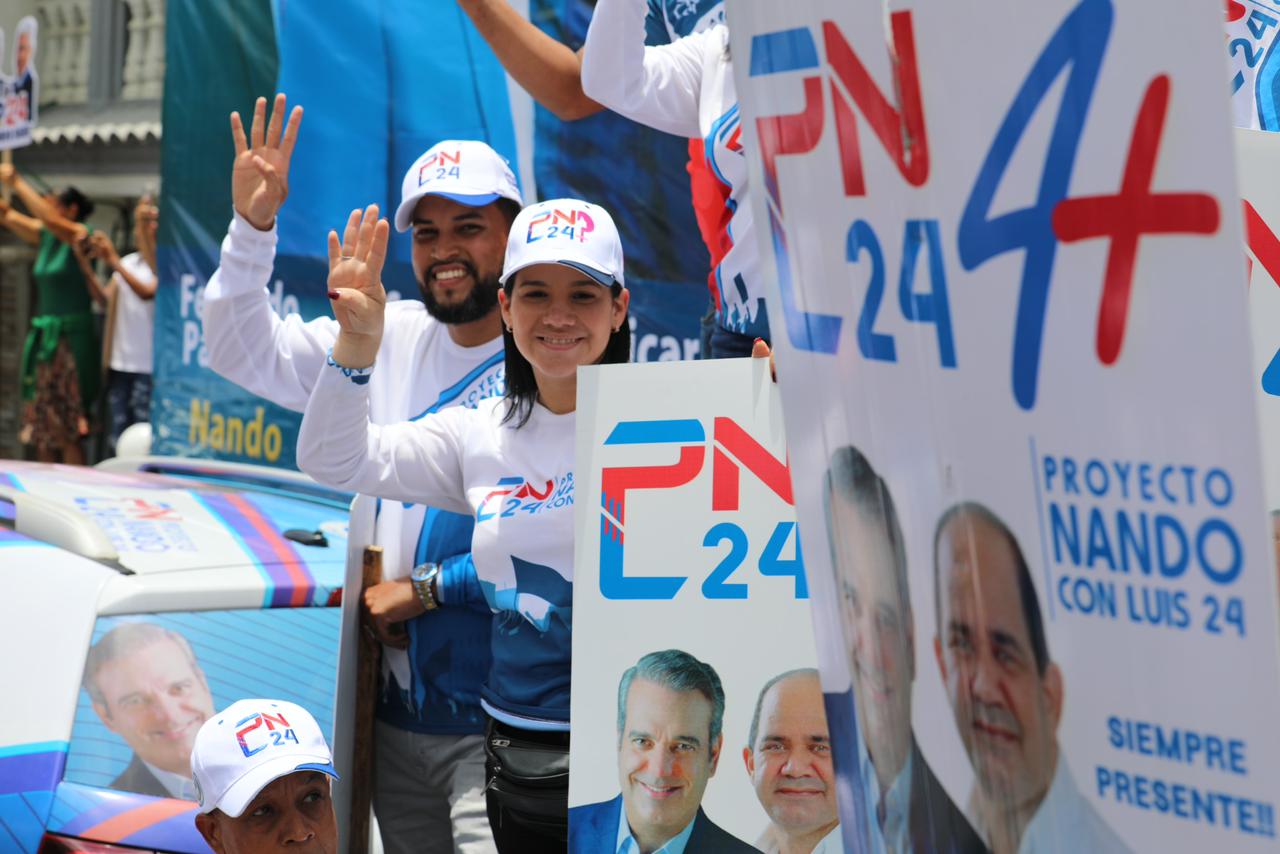 Multitud que con señas pedían cuatro años más de gobierno.