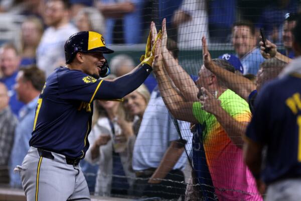 Willy Adames celebró con los fans su HR de tres carreras que le dio la victoria a los Cerveceros este martes