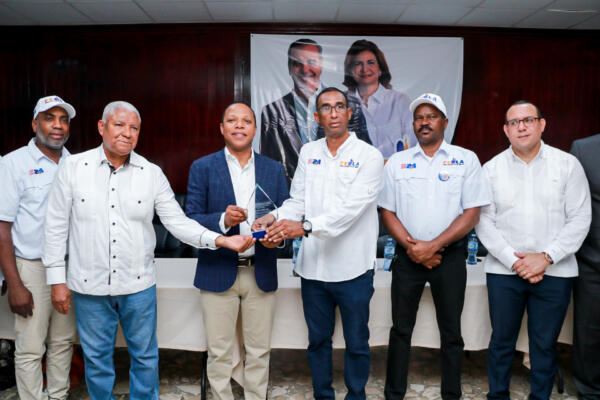 Milton Morrison recibe reconocimiento del FELA
Foto: fuente externa