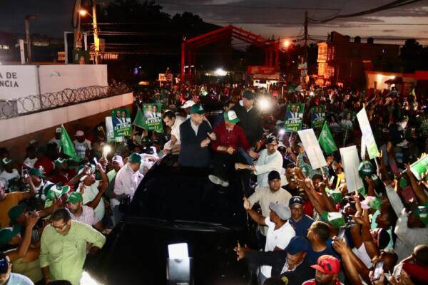 Pese a la lluvia celebran caravana de Leonel Fernández en Azua