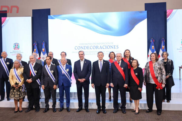 Presidente Abinader reconoce a 19 personalidades diplomáticas por años en el servicio consular junto al canciller Roberto Alvarez. 