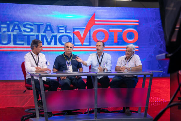 Presidente del CONEP junto a Observqadores Internacionales en CDN