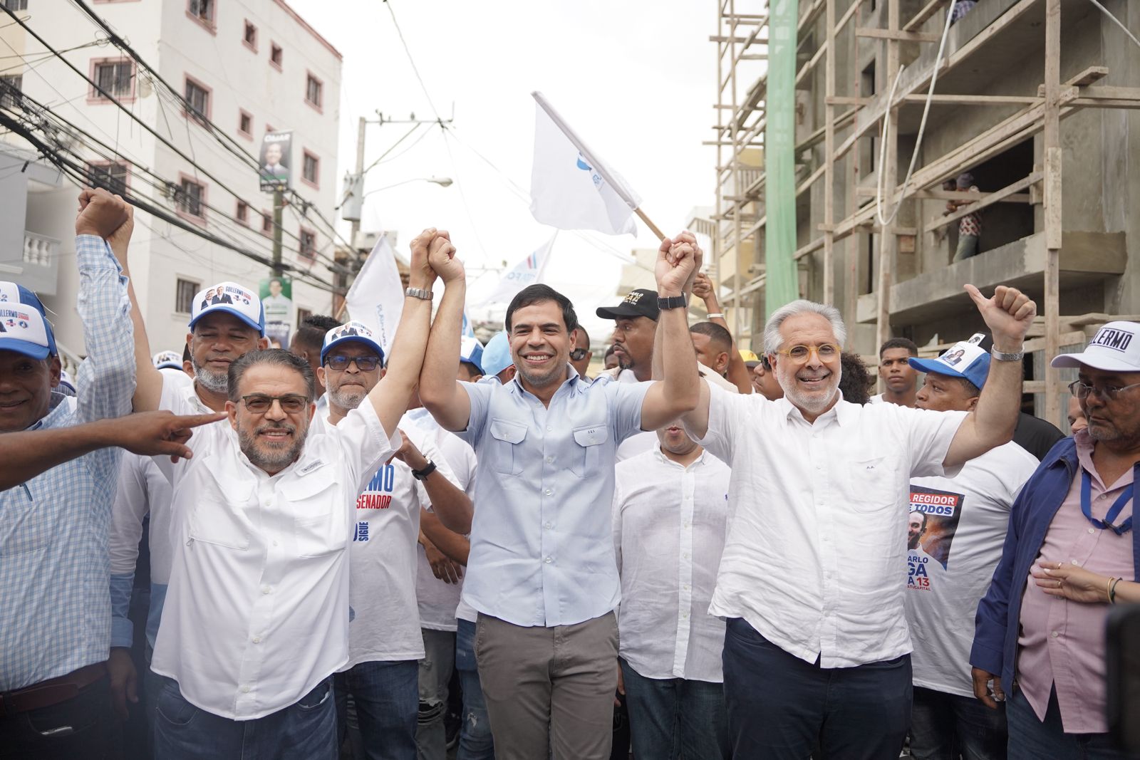 Roberto Ángel y Guillermo Moreno realizan recorrido por barrios de la capital