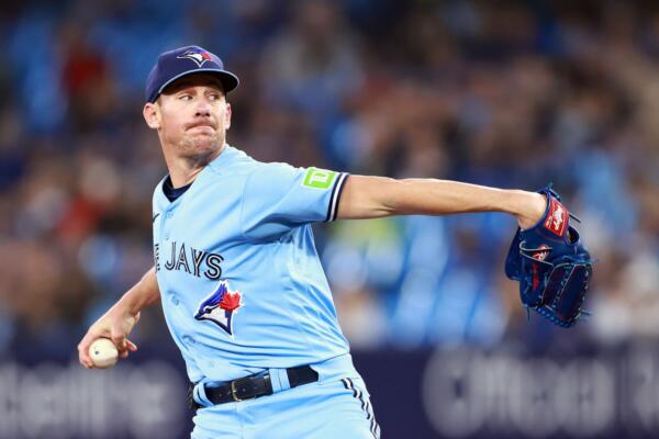 Chris Bassitt dominó a Bryce Harper en triunfo de los Azulejos ante Filis