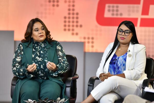 La subdirectora de la DGP, Ruth Henríquez y Vicmari Acosta, informaron que la institución tiene una alta demanda de expedición de pasaportes. (Foto: fuente externa)