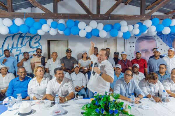 José Ignacio Paliza, presidente del Partido Revolucionario Moderno (PRM) y coordinador de campaña, en actividad política en Pedernales. (Foto: fuente externa)