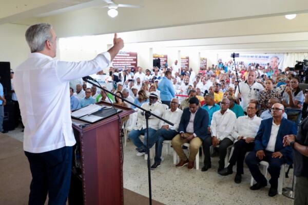 Luis Abinader durante acto de apoyo de taxistas turísticos. (Foto: fuente externa)