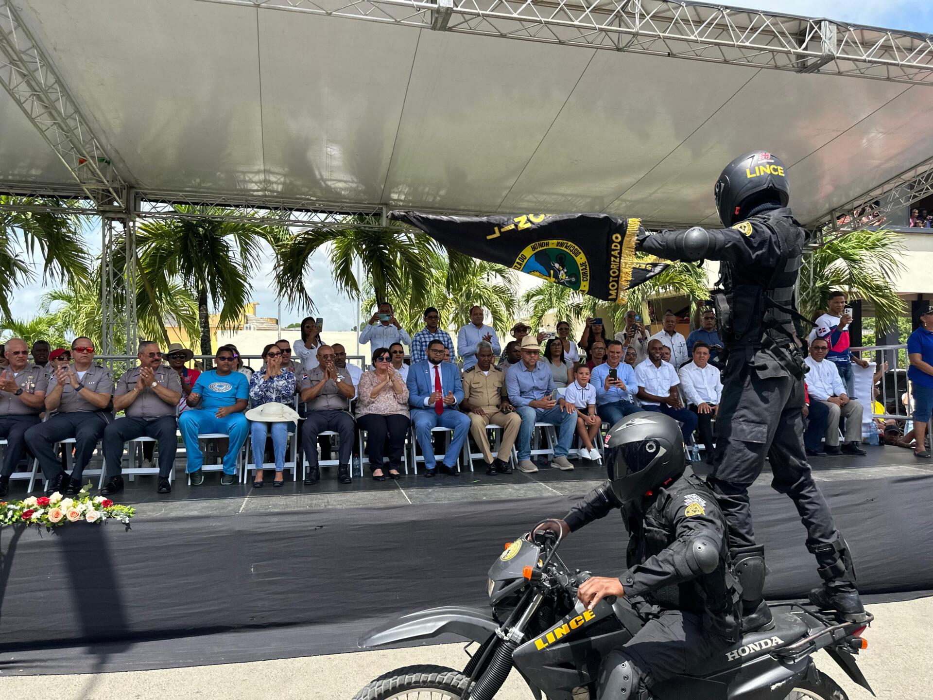 Agentes policiales exhiben sus habilidades en desfile Cívico-Militar y Juvenil en El Seibo