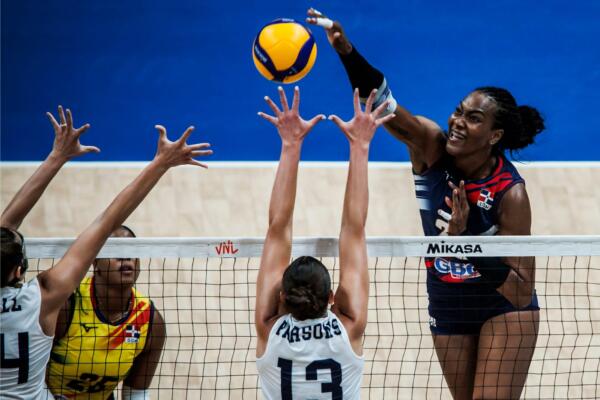 El dirigente de las Reinas del Caribe, Marcos Kwiek, insistía a sus atletas que presionaran con un saque más fuertes a sus rivales.