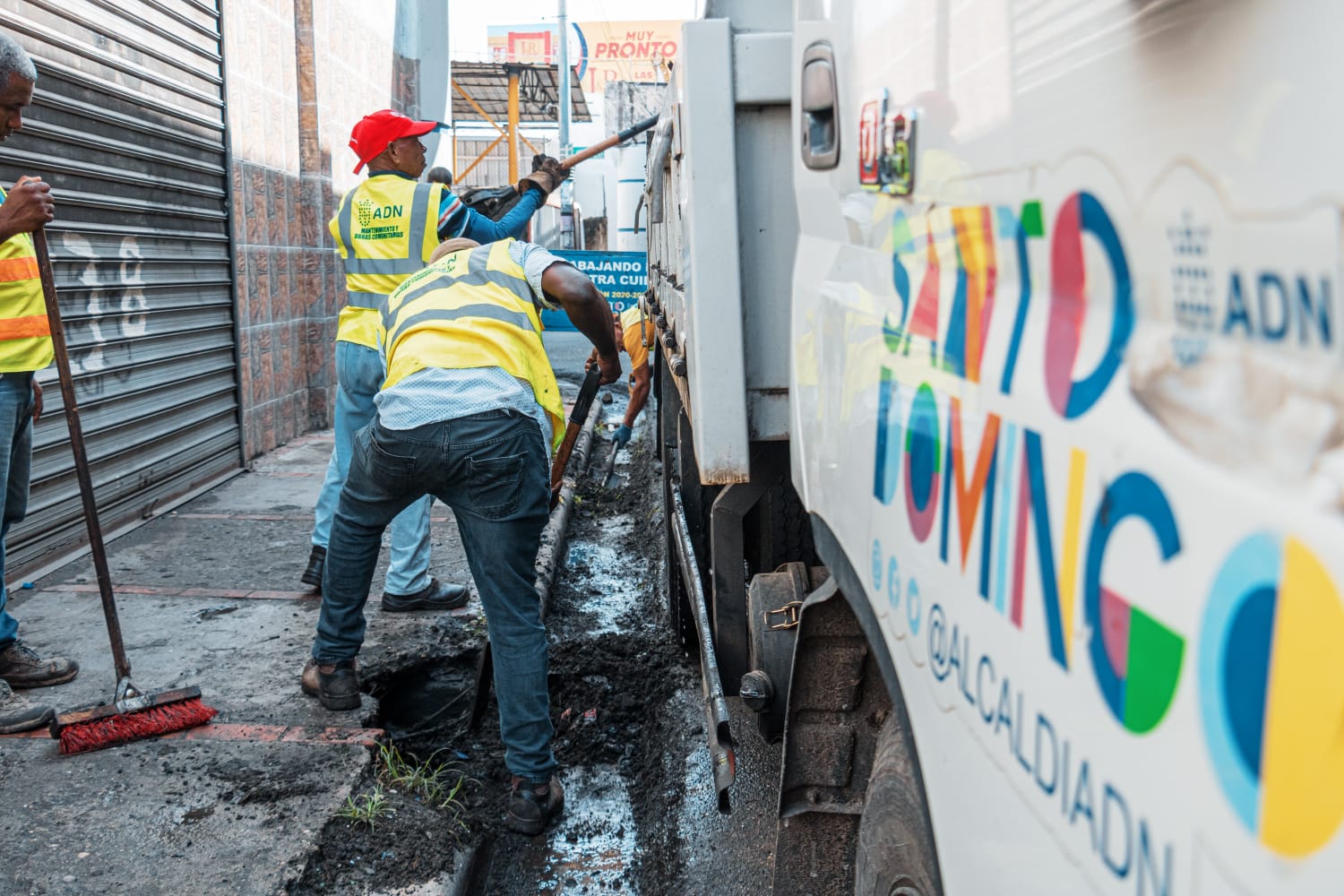 Alcaldía del Distrito Nacional despliega brigadas preventivas ante incidencia de vaguada (fuente externa)