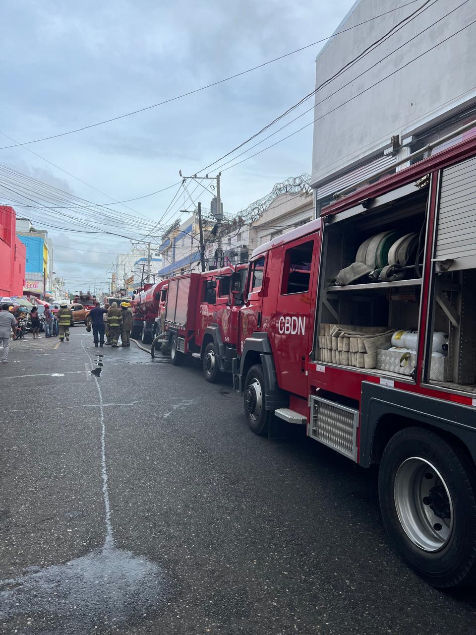 911 coordina asistencia en incendio de tienda en avenida Duarte