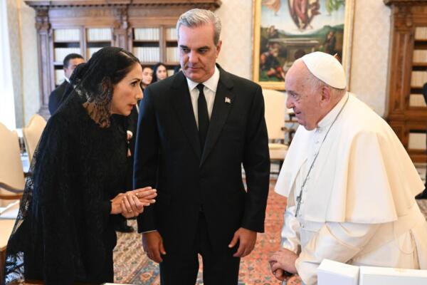 La primera dama dominicana le dice al papa que lo espera en República Dominicana. (Foto: fuente externa)
