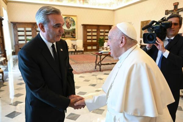El presidente Luis Abinader y el Papa Francisco. (Foto: fuente externa)