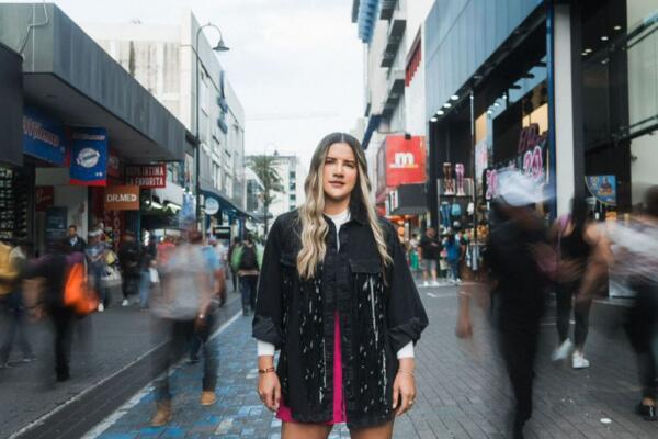 Nathalie Hazim promociona su tema 