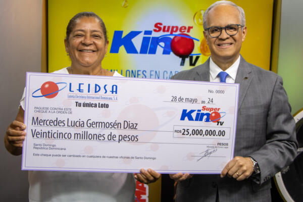 LEIDSA entrega 25 millones a ama de casa ganadora del Súper Kino Tv. (foto, fuente externa)